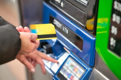 セブン銀行ATMならどの銀行口座からでもおろせるの？